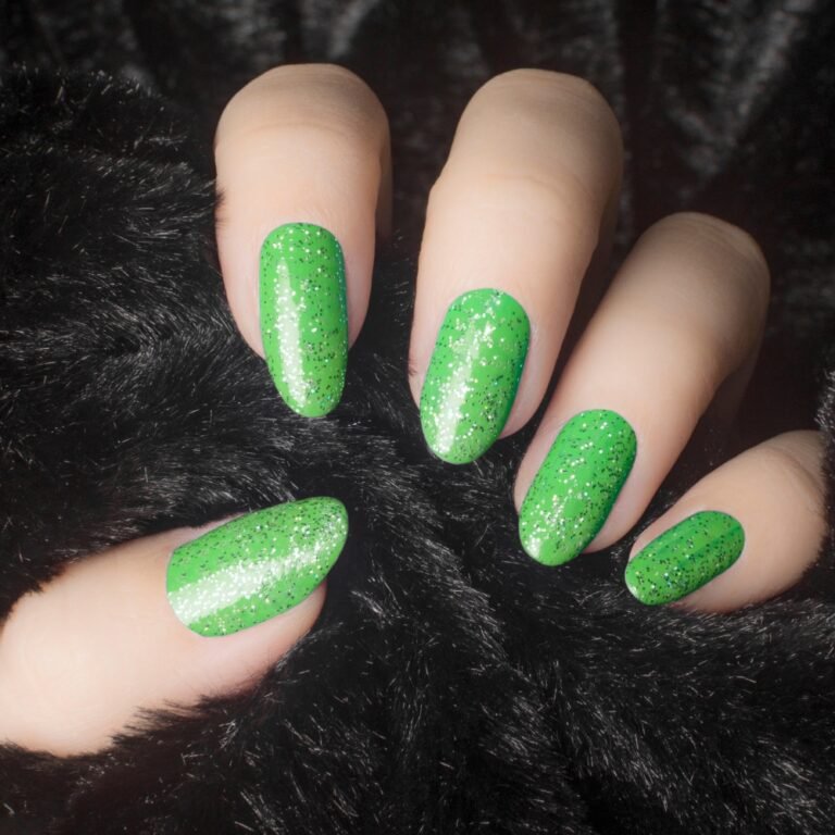 Chic and trendy green nails – the perfect canvas for cute and unique nail ideas. Explore the beauty of vibrant green manicures.
